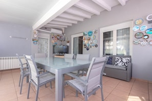 Dining - Charming House in Roses, Costa Brava: Private Pool, Close to the Beach, Ideal for Families and Groups. (Roses)