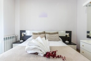 4 bedrooms, iron/ironing board, WiFi - Charming House in Roses, Costa Brava: Private Pool, Close to the Beach, Ideal for Families and Groups. (Roses)