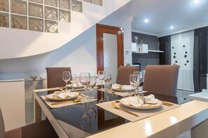 Dining - Charming House in Roses, Costa Brava: Private Pool, Close to the Beach, Ideal for Families and Groups. (Roses)