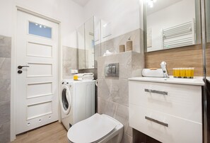 Douche, articles de toilette gratuits, sèche-cheveux