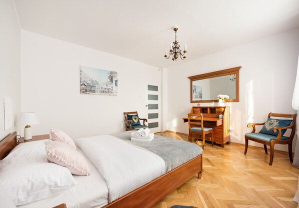 4 bedrooms, iron/ironing board, WiFi, bed sheets