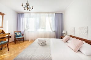 4 bedrooms, iron/ironing board, WiFi, bed sheets