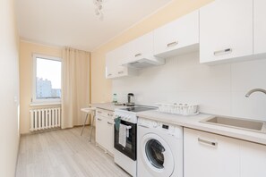 Geladeira, micro-ondas, fogão, cooktop