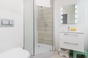 Een douche, gratis toiletartikelen, een haardroger, handdoeken