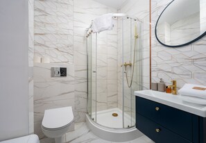Dusche, Haartrockner, Handtücher