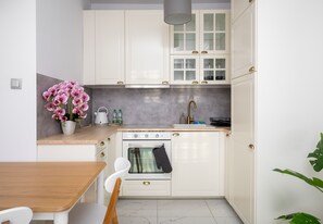 Fridge, oven, stovetop