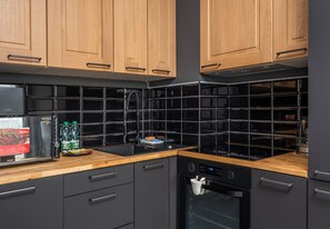 Een koelkast, een magnetron, een oven, een kookplaat