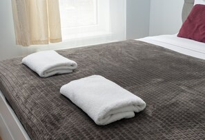 1 slaapkamer, een strijkplank/strijkijzer, wifi, beddengoed