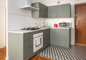 Een koelkast, een microgolfoven, een oven, een kookplaat