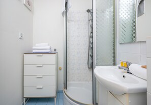 Douche, articles de toilette (gratuits), séchoir à cheveux