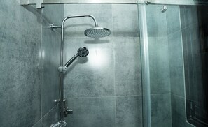 Habitación doble Deluxe | Baño | Regadera, secadora de cabello, toallas 