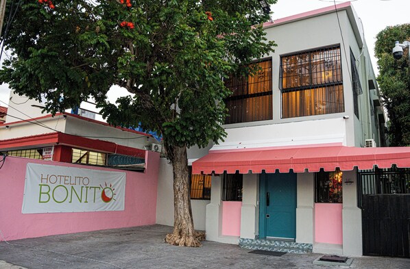 A two-story building with a pink awning and a sign reading "HOTELITO BONITO". - Hotelito Bonito Eli & Edw (Santo Domingo)