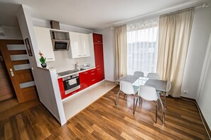 Kjøleskap, mikrobølgeovn, ovn og kokeplater