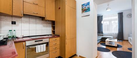 Fridge, oven, stovetop