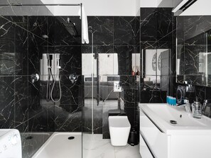 Douche, sèche-cheveux, serviettes fournies