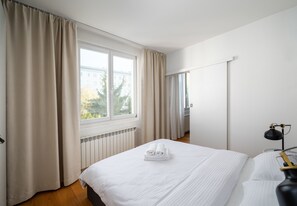 2 bedrooms, desk, iron/ironing board, WiFi