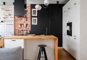 Fridge, oven, stovetop, dishwasher