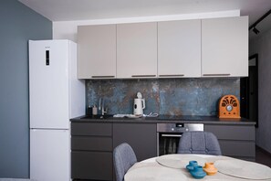 Een koelkast, een magnetron, een oven, een kookplaat