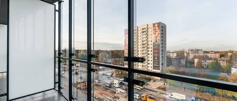 Um edifício alto com vista para uma rua movimentada e obras de construção.