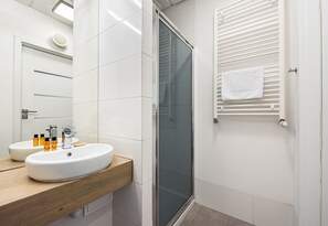 Dusj, hårføner og håndklær