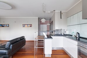 冷蔵庫、オーブン、コンロ、食器洗い機