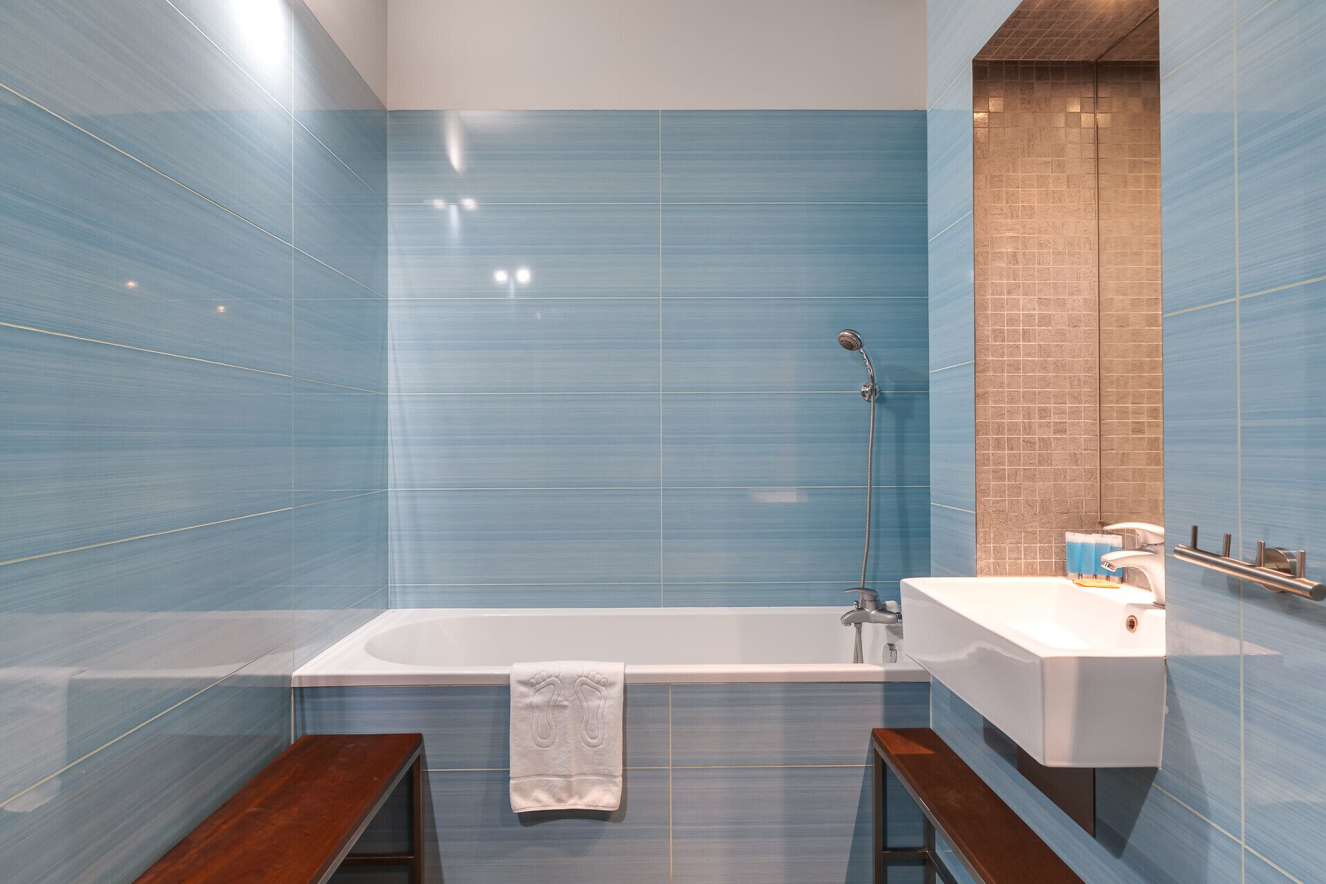 Une salle de bain moderne avec une baignoire, un lavabo et une douche.