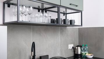 Kylskåp, spishäll och brödrost