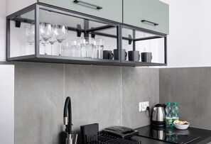 Fridge, stovetop, toaster - Służew 405A Apartment (Warszawa)