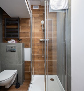 Douche, sèche-cheveux, serviettes fournies
