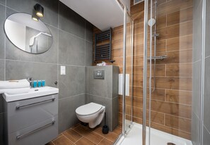 Dusche, Haartrockner, Handtücher