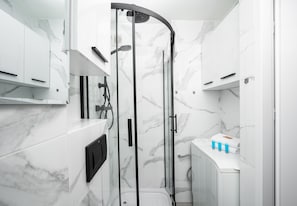 Shower, hair dryer, towels