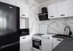 Réfrigérateur, micro-ondes, four, plaque de cuisson