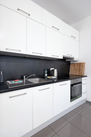 冷蔵庫、オーブン、コンロ、食器洗い機