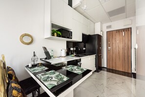 冰箱、微波炉、烤箱、炉灶