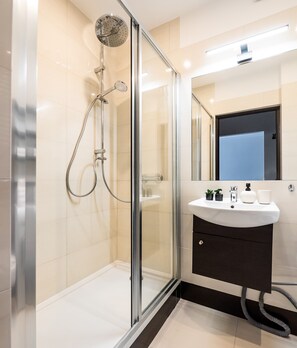 Shower, hair dryer, towels - Nowolipki Modern Apartment (Warszawa)