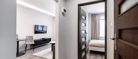 1 sovrum, strykjärn/strykbräda och sängkläder