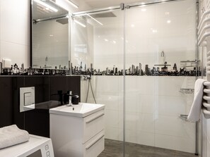 Shower, free toiletries, hair dryer, towels - Janki Bryla Two-Level Apartment (Gdynia)