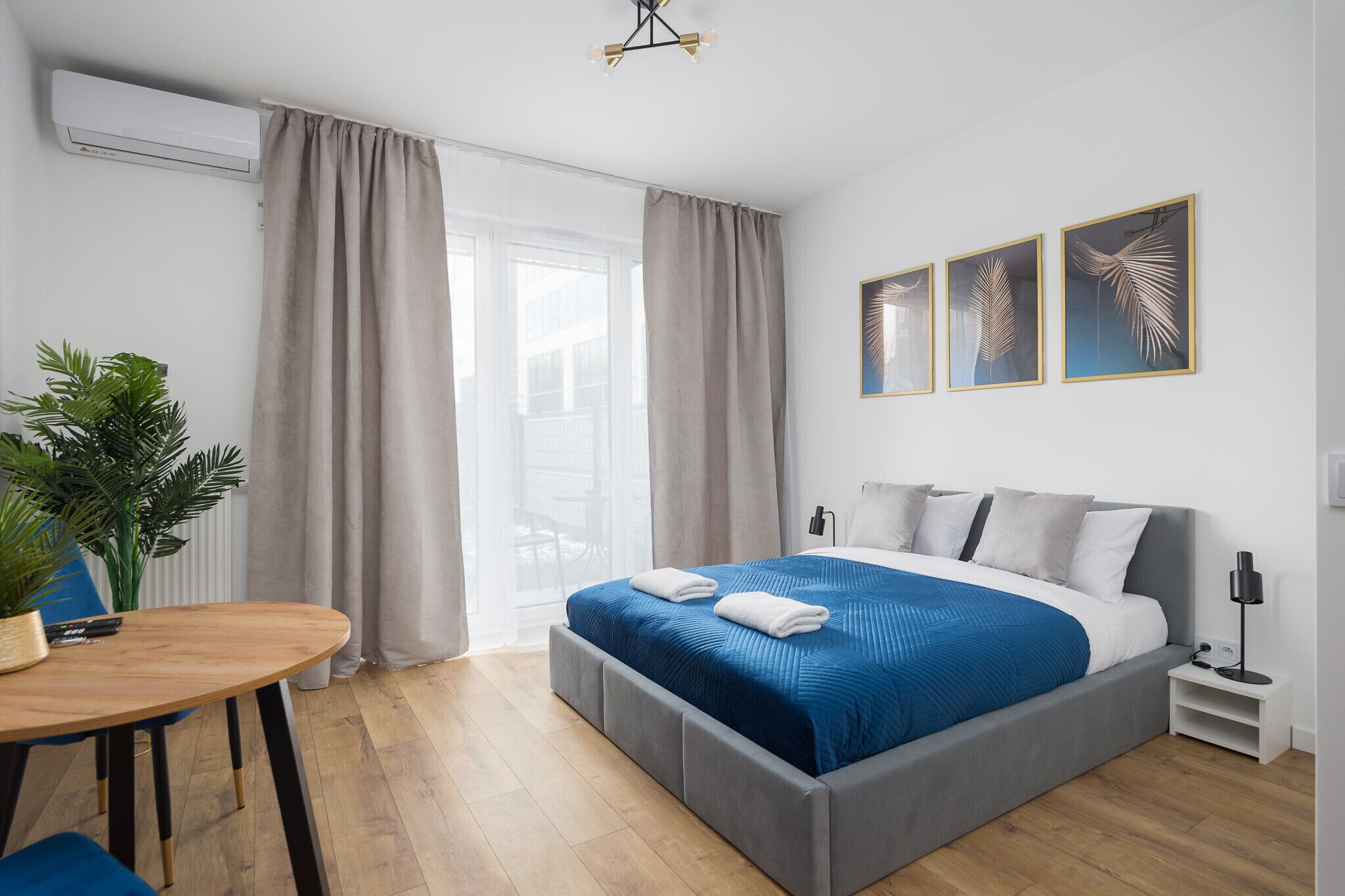 1 dormitorio, tabla de planchar con plancha, wifi y ropa de cama