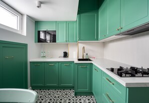 Fridge, microwave, oven, stovetop