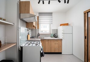 Fridge, oven, stovetop - Wierzbno Standard Apartment (Warszawa)