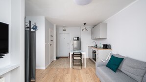 Un apartamento moderno con cocina, comedor y sala de estar.