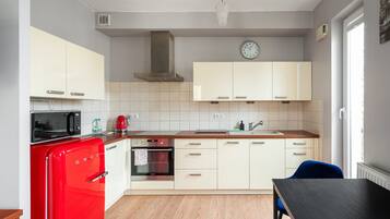 Fridge, microwave, oven, stovetop