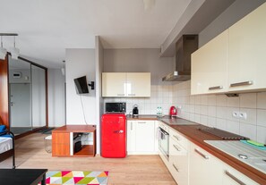 Geladeira, micro-ondas, fogão, cooktop