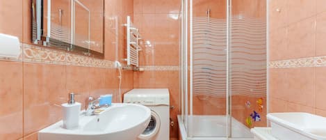 Douche, séchoir à cheveux, serviettes fournies