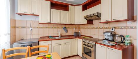 Fridge, oven, stovetop, dishwasher