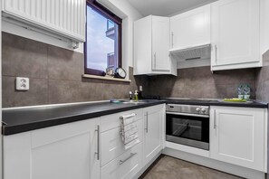 Kylskåp, mikrovågsugn, ugn och spishäll