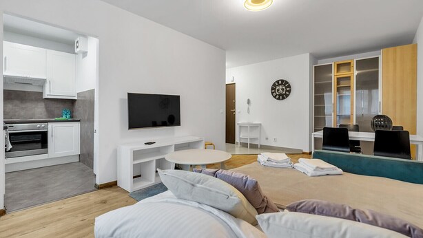 A modern apartment with a kitchen, dining area, and living room. - Metro Bemowo Comfort Studio (Warszawa)