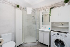 Dusche, kostenlose Toilettenartikel, Haartrockner, Handtücher