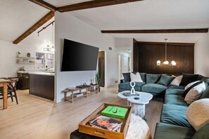 Fernseher, Kamin, Tischfußball, Bücher