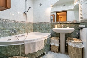 Produtos de toalete grátis, secador de cabelo, toalhas de banho 